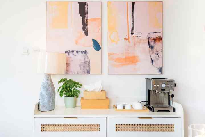 Di rumah Nordik kami, sentuhan halus warna merah jambu menghiasi setiap sudut, mulai dari kamar tidur anak hingga ruang bermain. Bahkan atap rumah boneka putriku mendapat perubahan warna merah jambu yang lucu! 🎀

#atouchofpink
#kamar tidur anak
#kamar bermain
#Rumah Nordik
#theABChaven