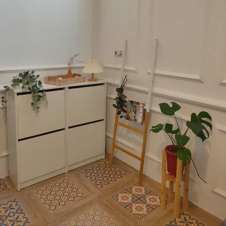 Inspirasi rak sepatu di living room

Akhirnya kita memutuskan beli kabinet sepatu series bissa ikea karena dekat ruang keluarga. Selain Design simple warna nya timeless juga bisa dekorasi sama barang-barang yg ada dirumah.

Details kabinet ada slide kedua untuk bagian dalam,cukup muat banyak sepatu 😍
Material bahan dari particleboard memudahkan untuk perawatan mengunakan lap basah dengan lap kering

#casadgarlic
#idedekorraksepatu
#raksepatuinspo
#inspirasiraksepatu
#raksepatuaestetic