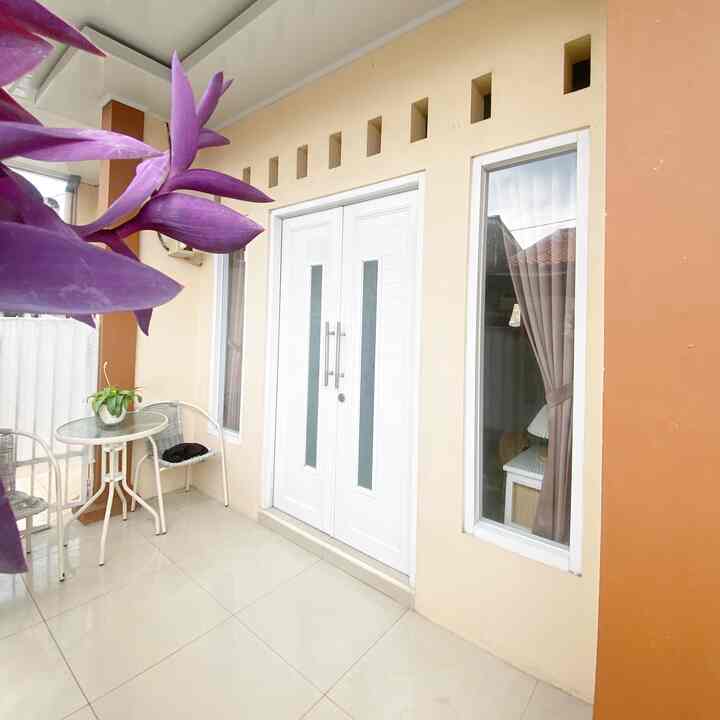 Teras rumah

Rumah ini di bangun dengan ukuran memanjang ke samping dan dengan luas yg sangat kecil. Membuat kami memanfaatkan space walaupun sedikit untuk teras. 

Hanya ada satu set kursi & meja saja. Dan sedikit sentuhan tanaman hijau supaya terkesan lebih sejuk. Meskipun belum begitu nyaman, tetapi setidaknya teras ini bisa di fungsikan sementara untuk sekedar duduk santai atau menerima tamu yg perokok 😊

#rumahmungil #rumahdidalamgang #terasrumah #rumahdarabayu #rumahdibekasi #bekasi #terasputih #terassederhana


