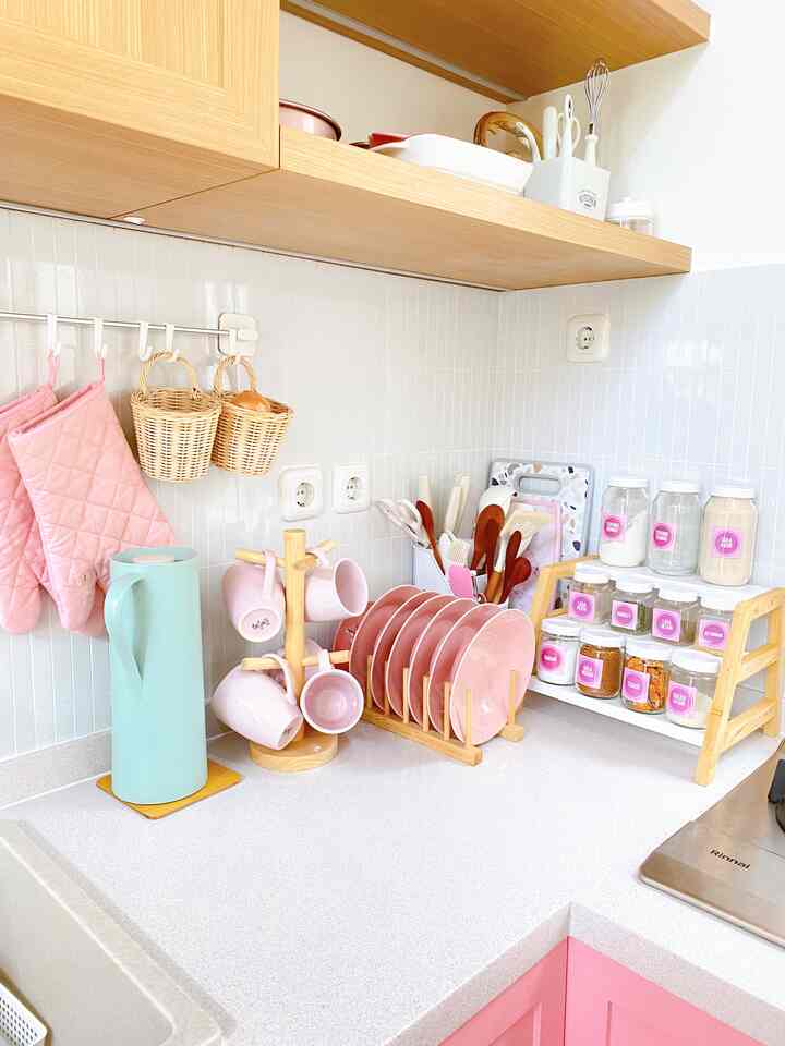 Dapur estetik tuh emang impian banget.
Jadi, waktu aku bikin dapur ini aku banyak searching inspirasi dapur. Sesuai dengan warna favorit aku yaitu pink, dapur ini jadi jantung rumahku yang emang pink banget 🥹

Dengan ukuran 36/60, dapur dengan bentuk L dan kabinet yang full tinggi sampai atas, menjadikan dapur ini efisien dan punya storage yang cukup banyak.

#KichenStyling #IdeDekorDapur #MakeoverDapur