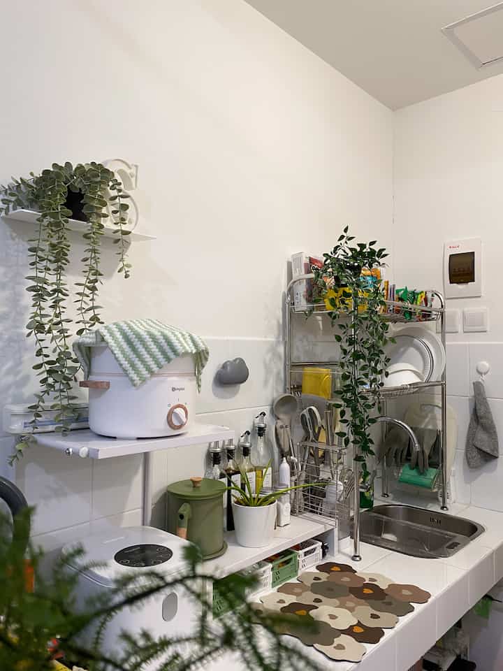 So, inilah dapurku yang super simple dan minimalist

Karena tidak ada kabinet / lemari untuk piring dan alat masak, jadi semua ditata di atasnya dengan menggunakan rak bertingkat supaya fungsi dan kerapihannya tetap maksimal. Untuk aktivitas memasak yang tidak heavy (anak kosan / apartment), ada untungnya jika kalian menerapkan penataan yang seperti ini loh ! Semua yang kita butuhkan sudah ada di tempat yang sama, jadi lebih praktis dan efisien.

Supaya lebih cantik dan segar, elemen hijau sangat wajib 🌱

Another plus poin, karena tidak perlu beli lemari, jadi ramah di kantong dan gak ribet kalau harus pindahan kosan 💚

#KitchenStyling #IdeDekorDapur #MakeoverDapur #MinimalistKitchen