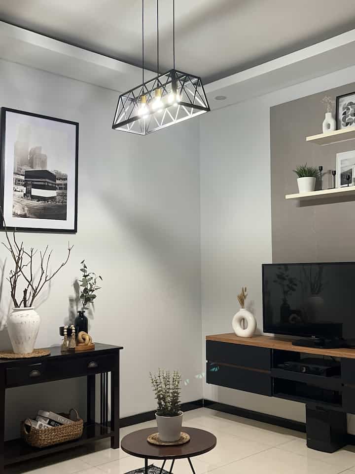 Salah satu living room berada di area tengah yang sangat membutuhkan lampu sebagai satu2 nya penerangan di ruangan ini dengan memadukan beberapa furniture lawas dengan dekorasi pernak pernik dan masih memakai tone warna seperti ruangan lain nya yaitu pitih, hitam serta warna kayu. 

#livingroom
#homestyling
#homeinterior
#midcentirymodern
#decorlowbudget
#tangsel
#ciputat
