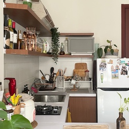 Dapur di apato.ra masih banyak perintilan diluar, karena belum terdapat lemari kabinet untuk penyimpanan, untuk trik nya supaya tetap bisa terlihat estetik dan rapih yaitu dengan menentukkan warna dan penempatan peralatan dapur satu sama lainnya. Mood untuk memasak harus tetap dijaga, maka perlu dapur yang terlihat rapih dan estetik 
#kitchenstyling #idedekordapur #MakeOverDapur #kitchenideas #apartemen #apato #cooking 