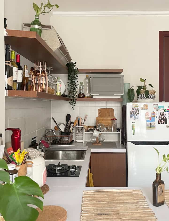 Dapur di apato.ra masih banyak perintilan diluar, karena belum terdapat lemari kabinet untuk penyimpanan, untuk trik nya supaya tetap bisa terlihat estetik dan rapih yaitu dengan menentukkan warna dan penempatan peralatan dapur satu sama lainnya. Mood untuk memasak harus tetap dijaga, maka perlu dapur yang terlihat rapih dan estetik 

#kitchenstyling #idedekordapur #MakeOverDapur #kitchenideas #apartemen #apato #cooking 