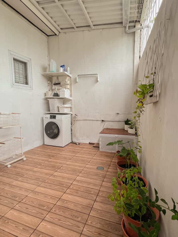 我が家の洗濯物置き場をご紹介します。洗濯物置き場を涼しくするuPVC屋根を使用しています。ウォーターポンプを覆う箱もあります 😆 #laundry #laundryarea #home #homeinspo #laundryroom #minimalism