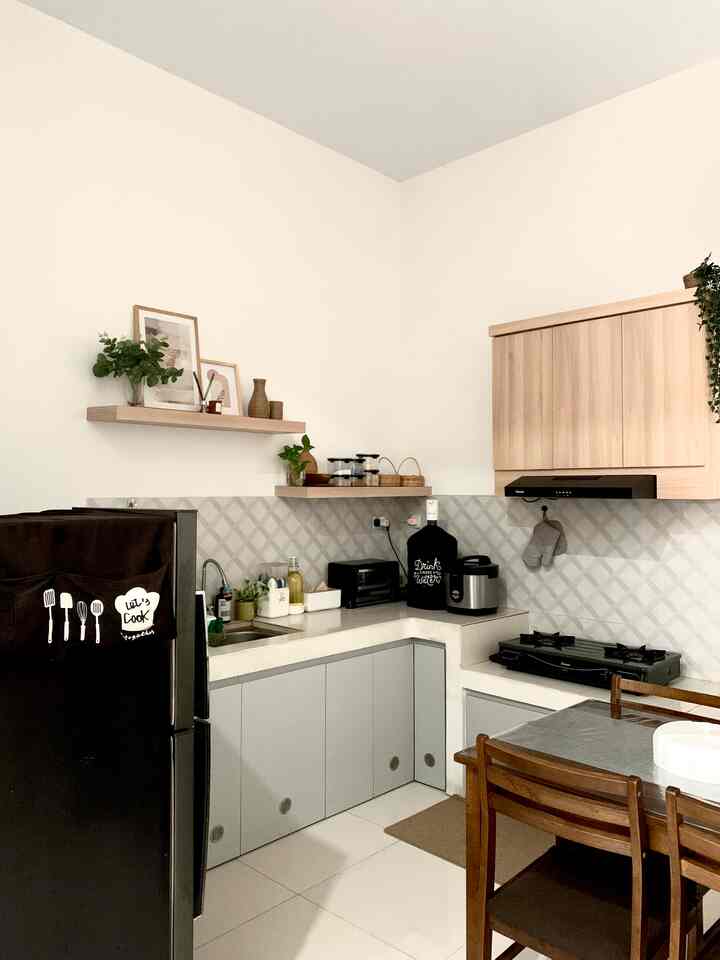 Dapur dengan kitchen set low budget ✨

Meja dapur berbentuk L bawaan dari developer. Kitchen set aku desain sendiri dengan full kabinet di kolong untuk memaksimalkan penyimpanan peralatan dapur. Kabinet atas dengan cooker hood yang diposisikan di atas kompor untuk menyimpan bahan makanan. Sementara untuk lebih hemat, aku tambahkan 2 hambalan yang tidak full dan dipasang bersisian. Selain untuk menambah estetik pada dapur, kugunakan juga untuk penyimpanan bumbu dapur.

#KitchenStyling #IdeDekorDapur #MakeOverDapur #dapurminimalis #kitchensetlowbudget