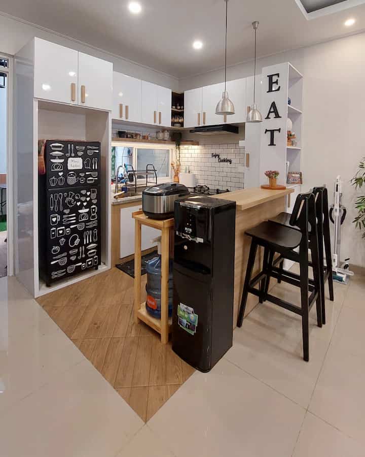 Dapur 
Salah satu cara aku menata dapur mungil ini agar tetep rapi yg pasti harus selalu di bersihin setelah selesai dipakai tentunya.. 

Aku pilih konsep scandinavian dengan sentuhan warna putih natural supaya dapur ini terlihat luas. Pemilihan material jg aku pilih yg gampang di bersihkan. 

Untuk dinding backsplash ini aku ganti dengan modal yg lowbudget bgt menggunakan wallsticker vinyl.. 

Menurut aku dengan menciptakan dapur yg nyaman tujuannya agar lebih semangat lagi💕

#kitchenstyling #idedekordapur #makeoverdapur #dapurscandinavian #inspirasidapurmungil 