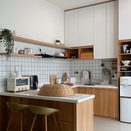 Selamat datang di dapur  rumahghanefa!✨ 
dapur ini mengusung konsep japandi yang berbentuk letter U dan salahsatu ruangan yang berlimpahan cahaya matahari, karena bersebelahan dengan skylight.
 Lagi-lagi white and wood, dan sampai plafon. Semua barang harus ada rumahnya, storage solusinya. Aku seimbangkan kabinet full plafon dengan ambalan di sisi lainnya untuk area kreasi dekoratif. Yang paling penting, supaya ruangan tidak sumpek dan sempit. 
Di top table pun hanya ada barang-barang yang essential yang mempengaruhi efektifitas memasak, sisanya semua masuk laci kabinet.
Untuk pemilihan finishingnya kami pilih cat duco untuk kabinet atas dan HPL untuk kabinet bawah. Sedangkan top tablenya menggunakan stone compressed putih gading.
Bonus: NIGHT MODE sehabis cuci piring, oh i love my kitchen soooo much! Terimakasih sudah bekerja keras hari ini ❤️
#KitchenStyling
#IdeDekorDapur
#MakeoverDapur