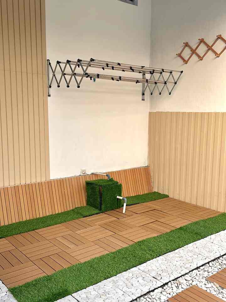 Sebelumnya ruang jemur ini hanya tembok biasa dan lantai cor tanpa keramik, dan akhirnya aku makeover untuk bagian dinding menggunakan wall batten dan bagian lantai menggunakan decking tile berbahan wpc dengan 3 motif yg berbeda

#laundryroom #areajemur #ruangjemur #japandi #makeoverruangjemur #deckingtile