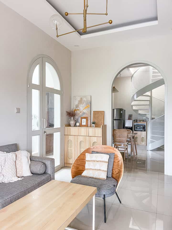 Arch & Rattan

Di rumah ini selain banyak lengkungan, kami juga sangat suka rotan anyaman. Hampir di setiap ruangan ada furnitur dengan kombinasi rotan, karena cantik dan membuat furniture tidak monoton. Rotan anyaman ini juga berfungsi sebagai lubang hawa, agar furnitur tidak mudah lembab.

#inspirasiruangtamu #inspirasiruangmakan #kursirotan #rumahjapandi #rumahunik #pintulengkung