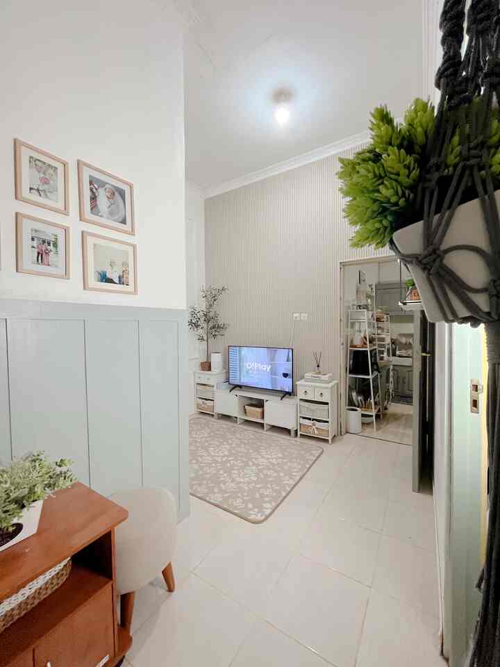 Ruang keluarga
ada plan open space sampai dapur, next ya akan direnovasi #Homedecor #dekorasirumah #homeinspiration #homeideas #interiorstyling #rumahcantik #desainrumah #inspirasirumah #desainrumahminimalis #desainrumah #rumahminimalis #rumahkorea  #vintagehome #modernfarmhouse #japandi #familyroom #ruangkeluarga #rumahyasmine 