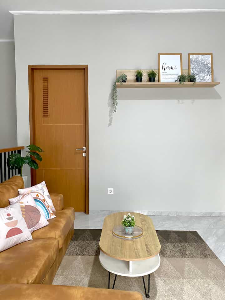 Ruang TV minimalis tempat favorit berkumpul keluarga kami, menghabiskan waktu santai bersama, sekedar ngobrol, sekedar duduk berdekatan, ataupun bermain game bersama.
Tidak terlalu banyak dekorasi di ruangan ini, hanya beberapa tanaman artificial sebagai pemanis ruangan.

#RuangTV
#InspirasiRuangTV
#Minimalist
#RumahMinimalis
#Bandung
#InspirasiRumahMinimalis
#RumahCluster