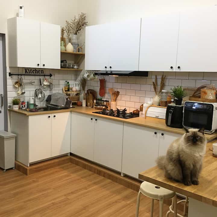 Kitchen styling di Kyle home biasanya sesuai kebiasaan masing2 jadi gampang carinya. Misalnya bagian wajan deket kompor.

#KitchenStyling #IdeDekorDapur #MakeoverDapur #kylehome #dining #kitchenikea 