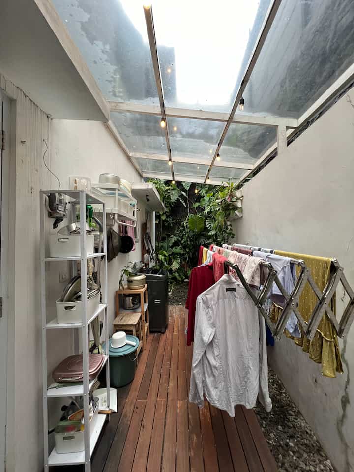 Dengan memanfaatkan kanopi beratap bening, ruang laundry dapat didesain tanpa memakan banyak tempat. Penggunaan jemuran pakaian yang menempel dinding dan dapat dilipat jika tidak digunakan mampu memberikan kesan lebih luas di ruang laundry #laundryroom #ruanglaundry #deckingbengkirai #verticalgarden #ruangcuci