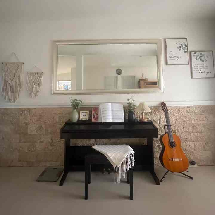 Piano ini letaknya di ruang makan yang memang lebih luas dari ruang lainnya. Bagian ini, menjadi perwakilan dari jiwa Pak Suami yang senang bermain piano dan juga yang khusus minta ditambahkan batu alam pada dinding ruangan. Sehingga untuk menyeimbangkan warna piano yang pekat dan gelap, kami menambahkan cermin dinding dengan aksen light gold, hiasan dinding canvas, dan juga wall macrame warna putih yang memberi nuansa bohemian. Sedangkan pajangan di atas piano ada double vas bunga dengan artificial eucalyptus leaves agar ruangan terkesan segar. 

#inspirasihomedecor  #walldecor #piano #warmandcozy #batualam  #minimalistbohemian #homedecorideas