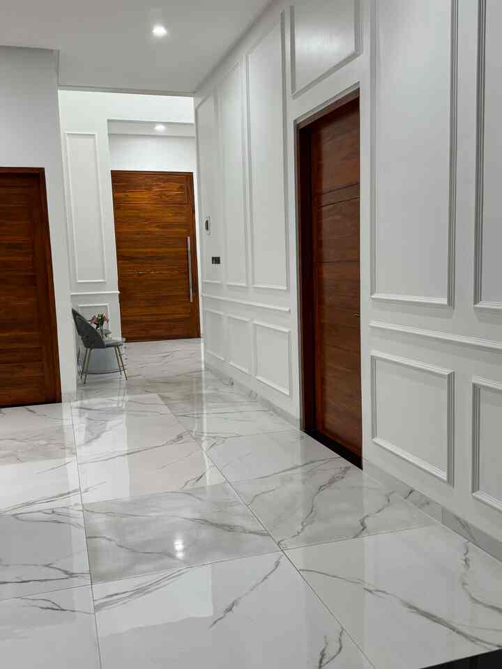 Selamat malam….  Ini adalah area penghubung dr pintu masuk k ruang keluarga… pengen nya di jadiin FOYER…  tp berhubung ga ada sekat jd nampak bukan foyer ya😁😁😁 



#foyer
#pintumasuk 
#ruangtunggu
#inspirasifoyer
#pintumasukutama 
#kursidesain 