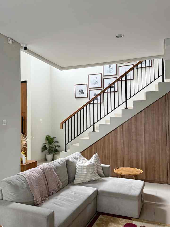 Ada yg baru di sudut rumahku.. Ada yg notice gak yaa 😆

Clue nya ijo-ijo, dalam pot.. Gak lain gak bukan tanaman artificial monstera yg ada di sudut bawah tangga🪴 Dr dulu udah jd wishlist cmn kok blm nemu yg sreg aja.. For finally jadi new comer di dlm rumahku 🤎

#ruangkeluarga #livingroom
#bawahtangga #tangga
#interior #cluster #bandung #cimahi
#japandi #modernminimalist #homedecor #homestyling #interiordesign #desaininterior #lowbudget #minimalis #minimalist #moderen 