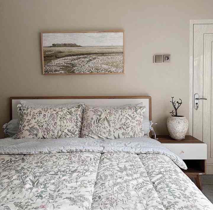 Welcome to our guest room 🫶🏻
Masih belum oke 100% tapi alhamdulillah uda sangat layak ditempati kalau ada tamu yang datang. Tema kamar tamu kali ini lebih ke simple aja sih. Warna2 coklat jadi pilihan utama biar kesannya lebih netral. Ruang tamu ini langsung menghadap kolam. Ada bukaan pintu lebar. Cumaaa belum bisa tayang karena kolamnya masih diproses. Hehe. Lagi-lagi karpet menjadi elemen tambahan yang sangat bisa merubah suasana ruangan jadi lebih hangat. Simple sih tapi karpet memberi banyak perubahan. 

#InspirasiKamarTidur
#GuestRoom
#DekorasiRuang