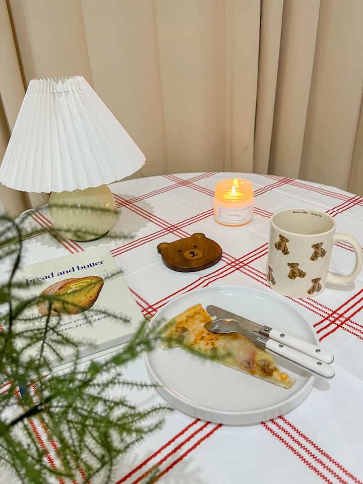 Ini meja multifungsi bagiku,

✨terkadang aku buat meja makan, terkadang buat unboxing atau ngonten, terkadang buat santai sekedar cari inspirasi aja. Mejanya kokoh & enak banget dipakai. Harganya juga murah 😍.
Gimana menurut kalian? Kurang apa ni, disini? 

#mejamakan #minimalis #homecafe #kitchen #koreanstyle #koreavibe #mejabulat