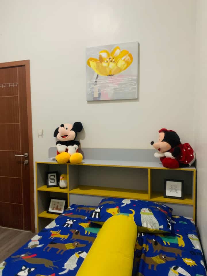 Kamar si anak perempuan yang suka dengan warna kuning 😍 belum banyak isiannya sih setelah di renovasi 😅

#IdeDekorRumah
#MakeOverKamar
#IdeKamarAnak