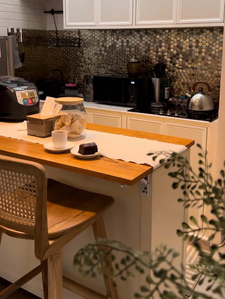 my tiny kitchen.. 
dari dulu punya dapur pengen bgt punya kitchen island, tapi karena dapur aku kecil jadi kitchen island disini juga berfungsi sbg meja makan. 
caraku menyiasati dapur mini tapi ingin punya meja makan juga.. 
#KitchenStyling #ideDekorDapur #MakeoverDapur #tinykitchen #dapurminimalis #minimalis 