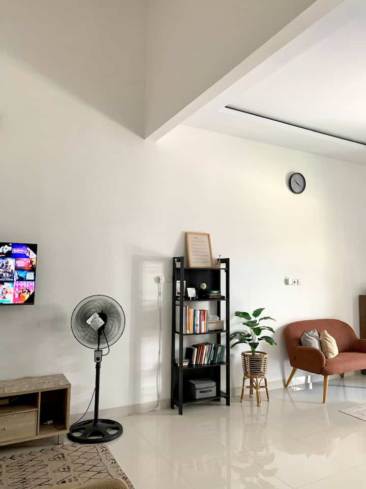 Rak buku di tengah-tengah ✨

Space kosong di antara ruang tamu dan ruang TV kumanfaatkan untuk meletakkan rak buku. Tambahan storage box di rak paling bawah untuk penyimpanan perintilan agar lebih rapi dan hook tempel di bagian samping untuk menggantung kunci. Penempatan tanaman artifisial di samping rak agar rak buku ini tidak terlihat "kesepian" 😅

#livingroom #homedecor #homestyling #rakbukuminimalis #rumahminimalis #livewithkids