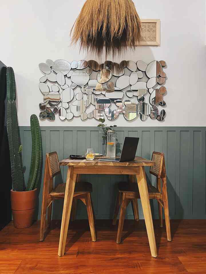 Halo tetangga Kimkim 👋🏻

Rumah Kimkim mengusung konsep LDK, Living room - Dining room - Kitchen jadi satu area atau open plan. Karena lahan terbatas, saya memutuskan menggunakan meja makan kayu jati berkapasitas 2 orang dengan aksen rotan. Saya menyukai nuansa etnik, jadi saya memilih kap lampu gantung rayung diatas meja makan. Dan Tadaaa.. jadi seperti di cafe kan hihi

Terima kasih udah mampir ke rumah Kimkim ya 🙏🏻

#DiningroomStyling
#IdeRuangMakan
#MakeoverRuangMakan
#RuangMakanEstetik
#rumahrasacafe
#diningroom
#ruangmakanminimalis
#designruangmakan
#mejamakankayu
#mejamakanminimalis
#LDK
#wallbattendesign
#tangsel #tangerangselatan
#rumahkimkim