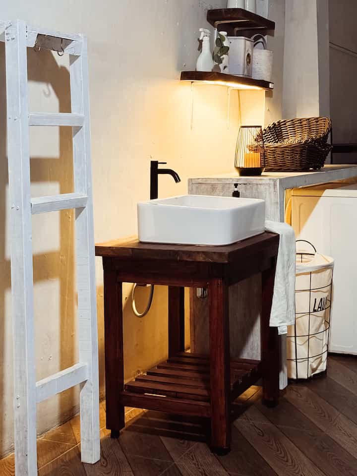 Night Situation Di Area Laundry.

Ingin berasa hidup di kastil,jadi kami membuat area laundry semi outdoor dengan perabot kayu buatan suami.Ambalan dan meja washtafel hasil diy tema rustic,diberi pencahayaan lampu warm white.
Inilah suasana malam hari di area laundry kami ✨

#laundryroom
#lighting
#washtafelidea
#laundrydecor
#farmhouse
#diy
#woodenfurniture