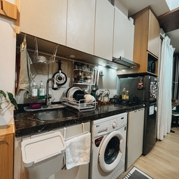 Ini dia dapur kecilku. 
Karena tinggal di apartemen studio, dapurku cukup compact. Oleh karena itu aku harus bisa menata dapurku dengan baik sehingga semua barang bisa muat.
Aku menggunakan rak piring yang cukup ramping agar tidak mengambil banyak space di countertop.
Selain itu juga aku menggunakan rak bumbu yang menggantung sehingga bisa memanfaatkan area kosong pada backsplash. 
Dan tidak lupa menambahkan tanaman hijau walaupun kecil untuk menambah warna di dapurku.
Well, this place is not much, but it’s enough. ❤️
#KitchenStyling
#IdeDekorDapur
#MakeoverDapur
#tinykitchen
#livingbigintinyhouse