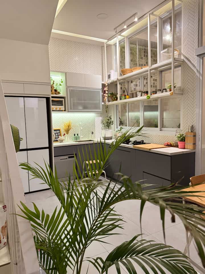 Semua barang harus ada “rumah”nya!

Iya, itu yang selalu kami terapkan di rumah kami, tidak terkecuali di dapur. Ini juga yang membuat dapur kami selalu terlihat rapih. Storage yang cukup dan barang yang tidak berlebihan.

Tidak perlu khawatir memajang hal yang kamu suka, seperti tanaman hias, beragam cangkir kopi, asalkan ada tempatnya dan tidak mengganggu aktivitas kamu dalam memasak. 

Kami memiliki cukup barang kebutuhan masak dan disimpan di kabinet bawah dapur. Kami juga memanfaatkan space bawah tangga sebagai storage, sehingga dapur tetap terlihat rapih dan estetik dengan warna senada. 

#KitchenStyling #IdeDekorDapur #MakeOverDapur #DapurModern #Dapur #RumahSemak #TangerangSelatan