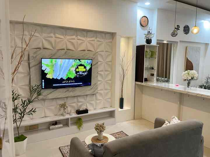Ruang dimana tempat ngumpulnya setelah seharian beraktifitas,dan ruang ini juga tempat favoritenya kami sekeluarga karena tempat ini menjadi tempat makan,nonto,nyantai.


#livingroom
#ruangkeluarga
#homedesign
#homeinspiration
#rumahminimalis 
#inspirasiruangkeluarga 
#ruangtv