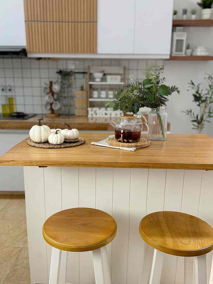 Selamat malam tetangga.. 
Ini dapur kecilku, bagian atas penutupnya aku kasih aksesoris Wall panel. Aku menggunakan lemari metal untuk menyimpan sebagian alat dapurku. Lemari ini selain cantik, juga membuat alat dapur bebas dari sebu. Semoga dapur minimalis ini bisa memberi inspirasi 🩷


#KitchenStyling
#ldeDekorDapur
#MakeoverDapur
#tinykitchen