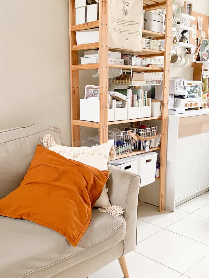 Salah satu rak lemari yang kepake banget dirumahku adalah rak hejne dari Ikea ini..
ukurannya pas untuk menyimpan barang kecil, buku agenda dan alat tulis.

Perawatannya pun mudah.. cukup dibersihkan dengan lap kering.

#lemarikayu #rakkayu #lemariruangtamu #ruangtamu #livingroom #lemariminimalis #woodenrack 