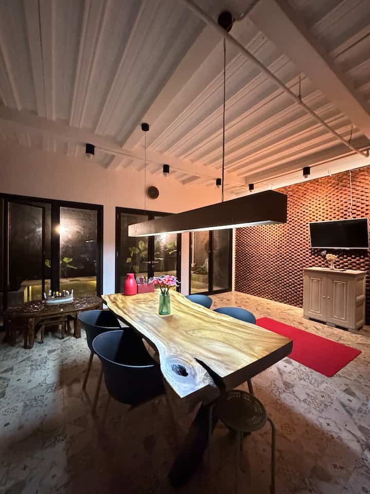 Dining room romantic di rumahyuqibam 🥰🫶

Dipilih bentuk lampu sesuai dengan size meja, tidak menyilaukan mata jenis lampu ini berdiri sendiri diantara lampu sorot di ruangan ini...

Karena dining room ini merupakan area kedua yang paling banyak aktivitas, kami tambahkan tv sebagai hiburan 🤭

Semoga menginspirasi yah 🥰☺️

Terima kasih 💕

#rumahyuqibam
#rumahindustrial
#rumahunfinished
#inspirasirumah
#KitchenStyling
#IdeDekorDapur
#MakeoverDapur