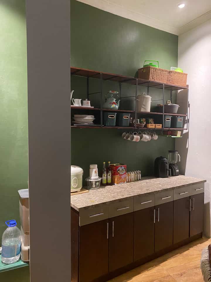 Tantangan Menata Dapur Orangtua

Sebagai anak yang masih tinggal di rumah orang tua, penataan dapur menjadi tantangan tersendiri. Banyaknya anggota keluarga di rumah yang tidak memiliki kebiasaan untuk mengorganisir barang dan suka menumpuk barang pastinya suka bikin sakit kepala😔😭🙏

Untuk itu aku makeover dapur alias area pantry di rumah ini. Desain dapur pantry yang terorganisir dengan banyaknya rak, box, dan penempatan barang-barang tertentu secara tidak langsung memunculkan perubahan kebiasaan orang di rumah. 

Yang awalnya naro barang numpuk, sekarang mau gamau jadi mulai terbiasa menaruh barang pada tempatnya. Ya.. walaupun gak selalu. Seenggaknya dekorasi dapur yang terorganisir ini ternyata bisa merubah kebiasaan orang di rumah, baik orang tuaku sendiri sampai saudara laki-lakiku dan ponakanku.

Jadi manata dapur ga hanya sekedar terlihat aesthetic, tapi ternyata bisa merubah kebiasaan dari penggunanya.
#KitchenStyling #IdeDekorDapur #MakeOverDapur #livewithparents #Bekasi #IndustrialContemporary #pantry 