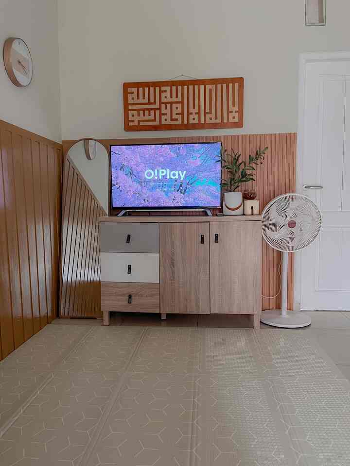 Ruang TV ini ruang serbaguna sebenarnya, jadi multifungsi banget. Pastinya untuk menonton TV tapi terkadang makan lesehanpun kami disini. Menggunakan playmate ini karena di rumah ini masih ada baby, lebih aman dan nyaman tentunya. Ruang ini masih alakadarnya, tapi semoga tetap menginspirasi.

#IdeRuangKeluarga
#ruangtv
#ruangkeluarga
#RuangMultifungsi
#idedecorruang
#mendecorrumahsederhana
#homestay