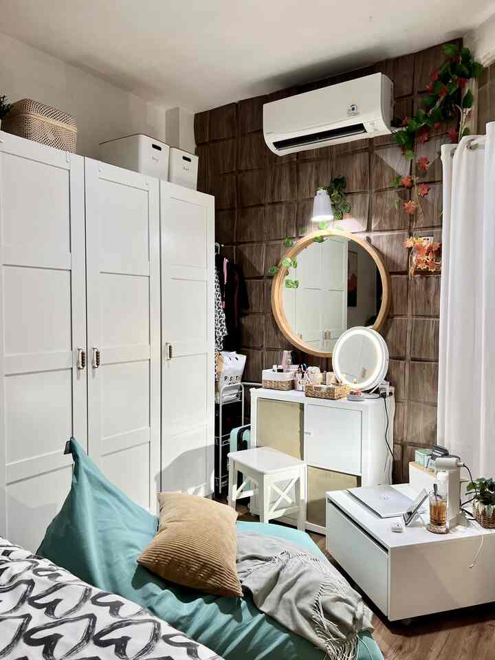 MEJA KERJA LESEHAN DI KAMAR 3x5m  …
.
Ruangan ini adalah tempat aku mager, ini kamar aku, aku ingin bisa kerja dan aktivitas di kamar, krn kamarnya tidak terlalu besar, maka aku mengakalinya dengan meja kerja beroda lesehan dan bean bag untuk kenyamanan saat duduk untuk bekerja ,  kalau udah duduk di sini, semua ide dan inspirasi tiba2 muncul aja hahaha. Di sini tempat aku kerja, ngaji dan nonton netflix, wetv, dll. Aku buat senyaman mungkin sesuai budget kemampuanku, sebagian besar aku pakai merk IKEA, belanja lewat aplikasi Ikea, di meja inipun aku klak klik2 belanja OLShop 😃.

#mejakerjalesehan #mejakerjadikamar #kamartidur #kamar3x5m2 #beanbag #lemaripakaian #lemari #lemari3pintu #lampu #lampumeja 