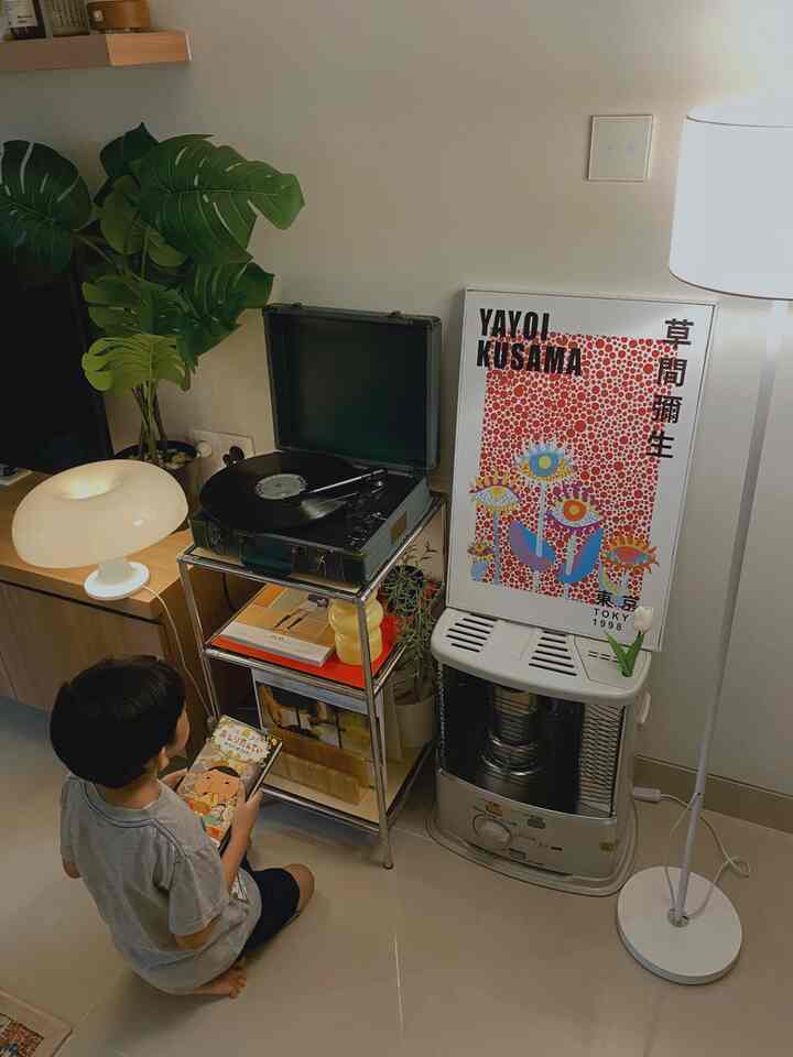 Menciptakan sudut khusus untuk set-up vinyl turntable player di area living room yg tidak luas ternyata cukup menantang bagi kami 😅

Setelah melalui pencarian jenis rak untuk menyimpan turntable player, akhirnya pilihan kami jatuh pada rak modular buatan lokal dari ‘Modulock.id’ desainnya compact dan pilihan warna top tablenya oke semua.

Untuk tambahan dekorasi di sudut ini, kami pun menambah pajangan berupa ‘heater’ pemanas ruangan saat winter yg dulu kami pakai saat masih tinggal di apato 🎌
Ternyata heater ini juga bisa dijadikan meja untuk menyimpan art work 👌🏻

#livingroom
#livingroomdecoration
#turntablecorner