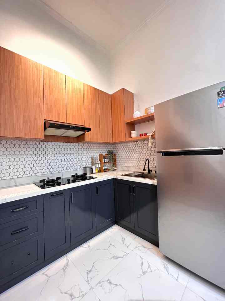 Dalam memilih design dan style dapur, kami memilih design dan style Japandi mix industrial dimana perpaduan hpl kayu dan warna cat duco abu menunjukkan style keduanya. 

Tidak banyak ambalan di kabinetnya, lebih memanfaatkan full kabinet untuk tempat penyimpanan.

#KitchenStyling
#IdeDekorDapur
#MakeoverDapur
#japandikitchen
#industrialkitchen
#dapurkecil
#dapurminimalis
#designdapur
#dekorasidapur