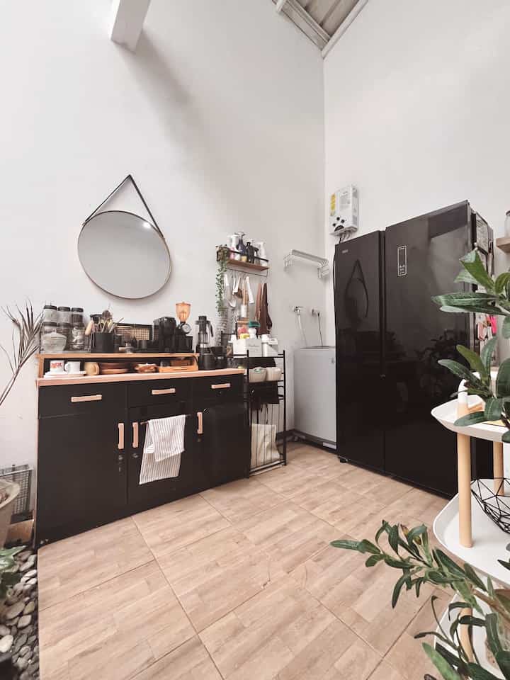 ✨コーヒー飲みながら洗濯？
面積が限られているため、ランドリーエリアの位置が少しユニークになります。キッチンとコーヒーコーナーに隣接した一角にひっそりと佇んでいます。
良い点は、美味しいコーヒーを飲みながら洗濯を待つことができることです☕️
このエリアには固定家具を作ってすっきりさせたいと思っています。しかし、すべてはまだ進行中です（今はまだ祈りと希望の段階にあります）ははは。ただし、家を整理するためのプロセスに従ってください。

#ランドリールーム #laundry #japandi #coffeecorner #ruangpenyimpanan #minimalis #dapurterbuka #openspace #openspacekitchen