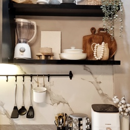 Styling dapur bisa dilakukan dengan memajang peralatan-peralatan dapur yg relevan. Tentu tidak bisa asal, pemilihan warna, bentuk, ukuran, tekstur menjadi elemen yg penting. Dapur kami menggunakan mood board warna grey dan granit bermotif marble yg dipercantik dg sentuhan wood & gold. Segala barang yg dipajang disesuaikan dg kebutuhan dan fungsinya. Yg paling sering dipakai akan diletakkan dibagian yg mudah dijangkau. Warna harus senada supaya dapur terlihat estetik. #KitchenStyling #IdeDekorDapur #MakeoverDapur #KitchenIdeas #DisainDapur
