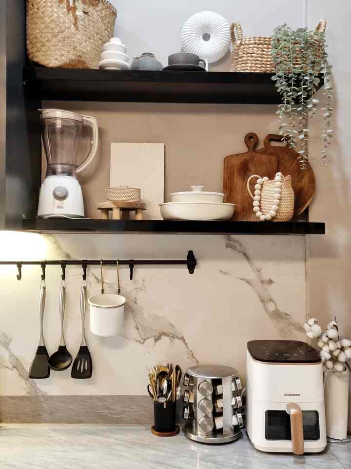 Styling dapur bisa dilakukan dengan memajang peralatan-peralatan dapur yg relevan. Tentu tidak bisa asal, pemilihan warna, bentuk, ukuran, tekstur menjadi elemen yg penting. Dapur kami menggunakan mood board warna grey dan granit bermotif marble yg dipercantik dg sentuhan wood & gold. Segala barang yg dipajang disesuaikan dg kebutuhan dan fungsinya. Yg paling sering dipakai akan diletakkan dibagian yg mudah dijangkau. Warna harus senada supaya dapur terlihat estetik. #KitchenStyling #IdeDekorDapur #MakeoverDapur #KitchenIdeas #DisainDapur