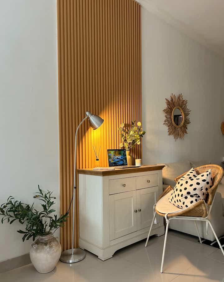 Karena rumahnya mungil, jadi tidak ada ruangan khusus untuk ruang kerja. 

Salah satu lemari kabinet di livingroom, aku set up jadi "working space by needs"

Ternyata tetep bisa nyaman dipake kerja 😊

#WorkingSpace #RuangKerja #rumahmungil #minimalist #tinyhome #homedecor #homeinspo 