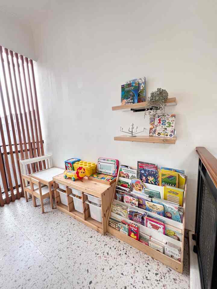 Playroom ini memiliki layout semi outdoor. Dengan dominan material kayu dan warna putih. Furniturenya sendiri terdiri dari rak buku, storage mainan, dan meja belajar mini. 
Semoga menginspirasi 🤍✨

#ideplayroom
#ruangmainanak
#playroom
#playroommini
#ruangbaca
#rakbuku
#ruangmain
