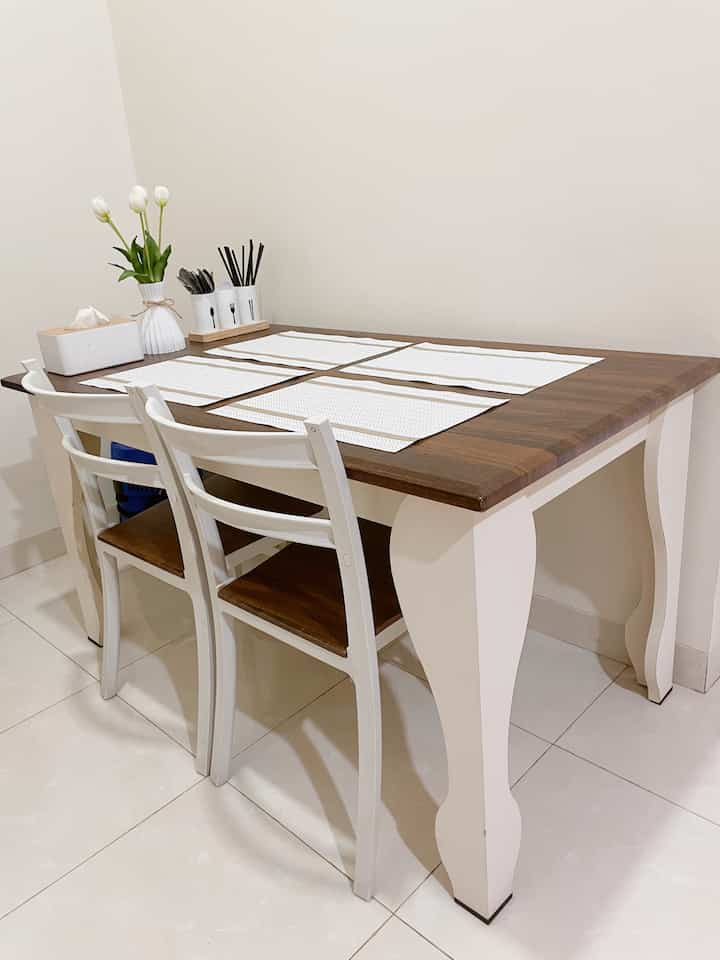 Awalnya ruangan ini diperuntukkan menjadi tangga. Karena sesuatu hal akhirnya diurungkan. Dan sekarang kami jadikan tempat meja makan.

Meskipun lahannya terbatas, tapi kami berusaha memaksimalkan untuk tetap punya ruangan meja makan.

Dengan posisi mepet dinding dan hanya bisa untuk 2 kursi makan, tidak mengurangi keinginan kami untuk mendekor 😍

#ruangmakan #mejamakanminimalis #mejamakan #ruangmungil #tempatmakan #dekormejamakan #ideruangmakan