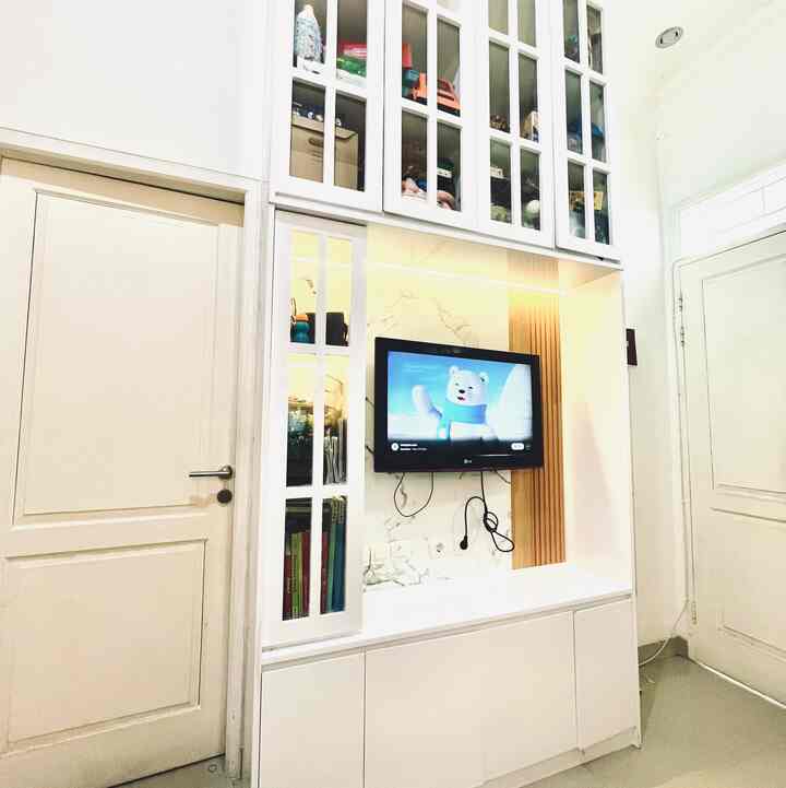 Our Living Room
Karena ukuran ruangan yang cukup terbatas, cukup tricky meletakan perabot yang sesuai dan gak bikin makin sempit. Pemilihan warna yang dipilih juga dominan warna putih agar membut kesan ruangan tetap terang dan luas

#KitchenStyling #LivingroomStyling
#IdeDekorDapur #MiniLivingroom
 #MakeoverDapur #MakeoverRuangTamu