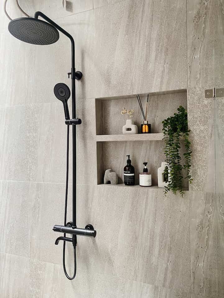 Kamar mandi utama sengaja dibuat dominasi hitam agar kami bisa merasakan hawa Zen seperti di spa. 

Perpaduan hitam dan abu2 kemudian juga memasukan elemen batu dan kayu untuk menambah estetika ruangan.

Mandi buat aku tempat recharge setelah seharian aktifitas. Jadi yaah juga dibuat senyaman mungkin yah 😆

#bathroom
#bathinspo
#kamarmandi
#japandihouse
#japandi
#monochrome
#kamarmandiutama