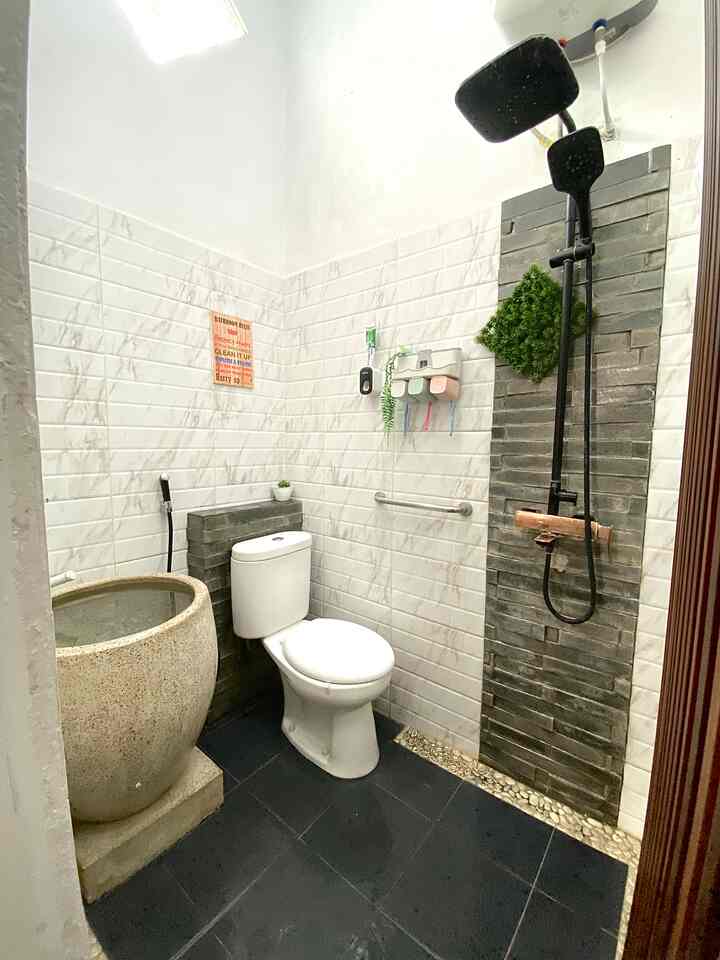 Kamar mandi pertama di rumahjovinca.. ukurannya 2x1,5 m , kami ambil tema modern rustic.. dengan sentuhan warna hitam putih dipadukan dengan batu alam dan sedikit sentuhan artificial plant

#bathroomideas #kamarmandi #desainkamarmandi #kamarmandimungil #modernrusticbathroom #idekamarmandi #dekorasikamarmandi #kamarmandiminimalis
