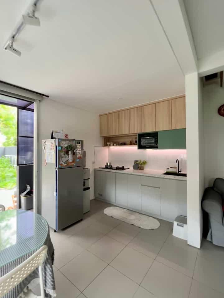 Dapur adalah jantung rumah. Karena posisi dapur berada di sebelah livingroom, dan terlihat langsung dari pintu masuk maka perlu menata dapur agar terlihat rapi, bersih serta menarik secara visual. 

Memilih posisi layout dapur diawal sangat penting karena berpengaruh jangka panjang. Jangan sampai menyesal seperti aku yang awalnya membuat layout dapur L shape (slide 7) karena ruangan sempit, posisi L shape justru memakan banyak tempat dan secara eatetika kurang baik. 

Hal yang aku suka dari dapur ini adalah perpaduan warna antara grey, wood dan white yang terlihat minimalis. Namun tak tertinggal tambahkan warna hijau untuk memberikan kesan homey! 

Karena ruangan terbatas, manfaatkan kabinet atas dan bawah untuk menyimpan barang-barang agar terlihat rapi. 

#kitchenstyling 
#idedekordapur 
#makeoverdapur 
#beforeafter 
#dapurmodern 
#inspirasidapur