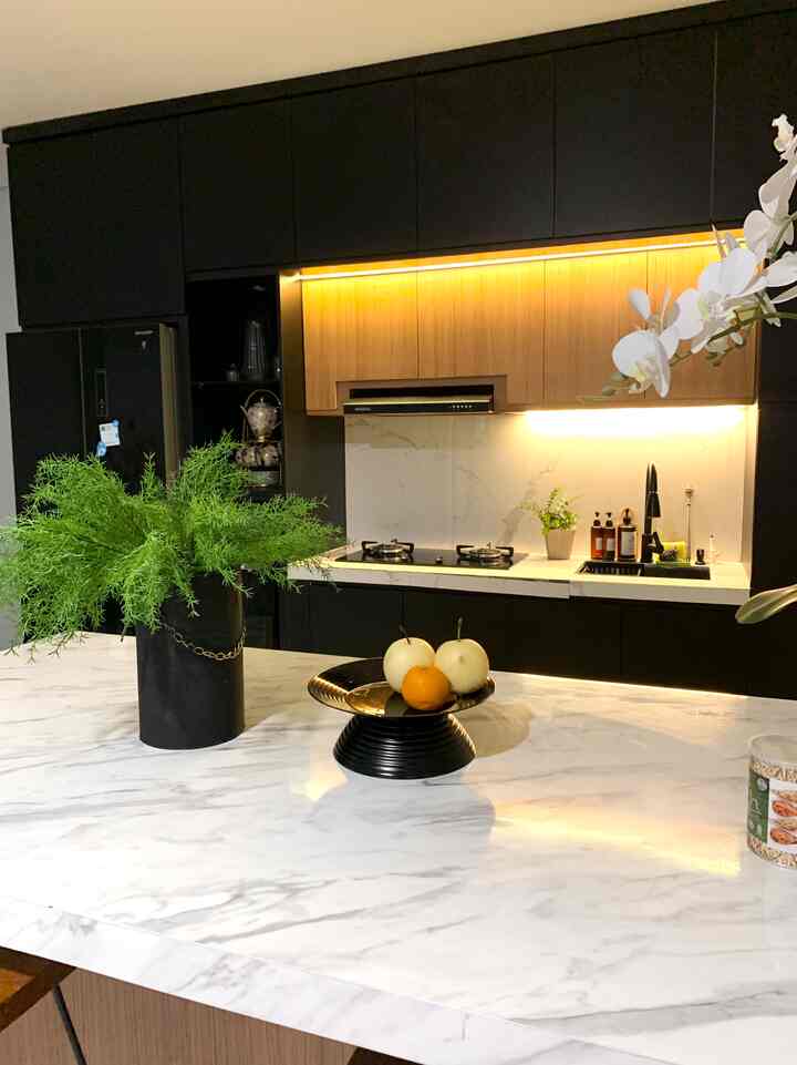 Dapur memang bagian penting dr rumah. Di nasrliving ini memang minimalis, barang-barang lebih banyak ditempatkan pada cabinet di kitchen set agar look nya terlihat clean dan rapi. Di dominasi oleh warna hitam dan aksen lighting sebagai pemanis🤍
#KitchenStyling
#IdeDekorDapur
#MakeoverDapur
#nasrliving
#inspirasidapur